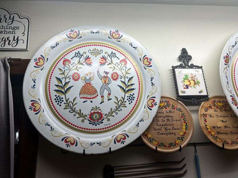 Plate Rack with Decor Pieces