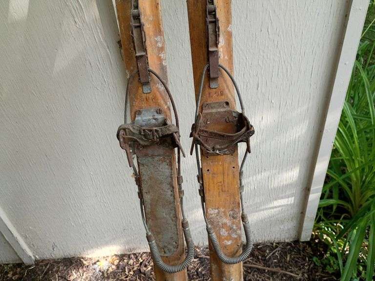 Old Snow Skis