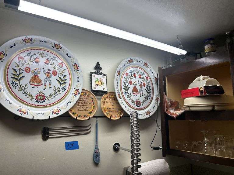 Plate Rack with Decor Pieces