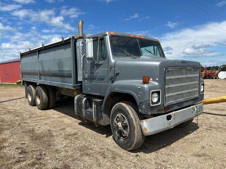1985 IH S2200 Tandem Truck, 20ft Box - As Is