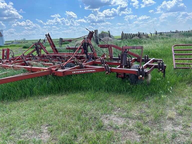 28ft IH 55 Chisel Plow