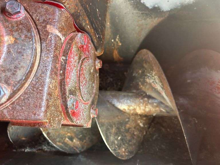 Buhler FarmKing 1370 Auger