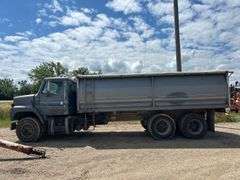 1985 IH S2200 Tandem Truck, 20ft Box - As Is