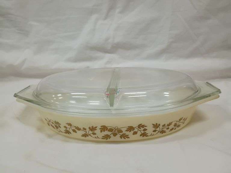 Pyrex Gold Acorn Pattern 1.5 qt oval divided dish with lid