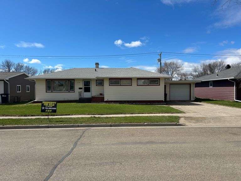 Home in Harvey, ND - Verna Bowers Estate Auction 