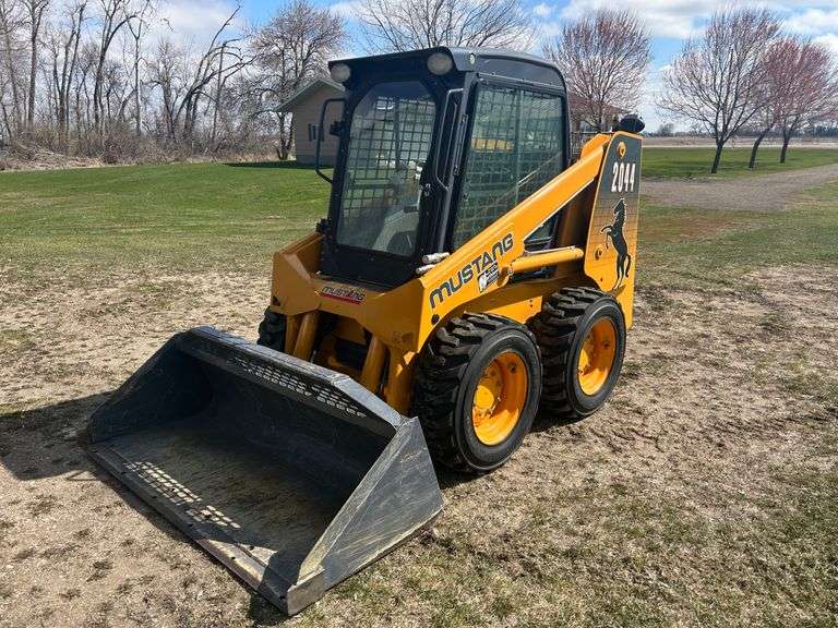 MUSTANG 2044 Skid Steer