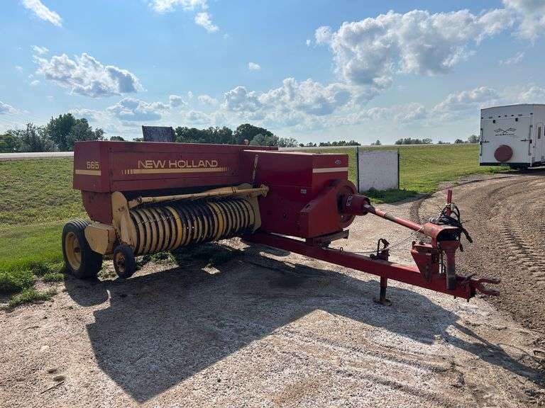New Holland 565 Square Baler
