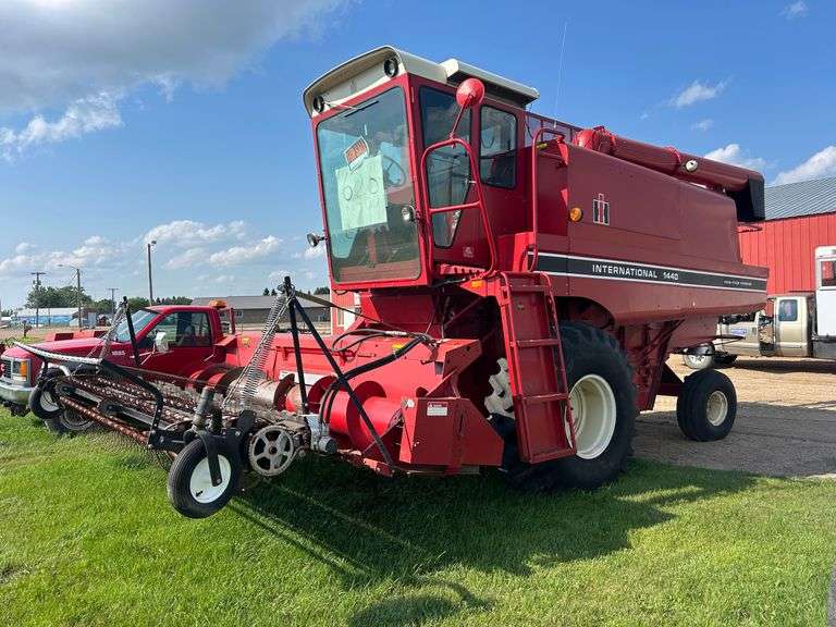 1977 International Harvester IH 1440 Combine