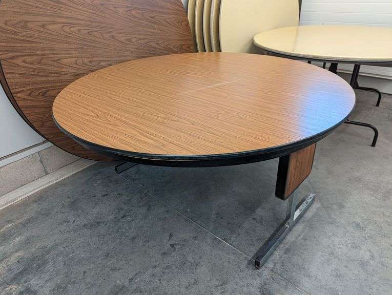 FORMICA TOP ROUND FOLDING BANQUET TABLE Isabell Auction