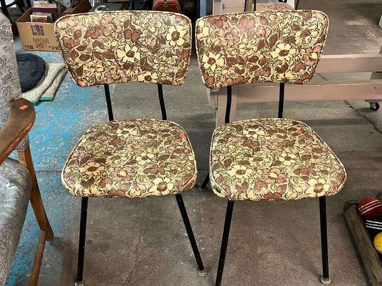 (2) VINTAGE KITCHEN CHAIRS Isabell Auction