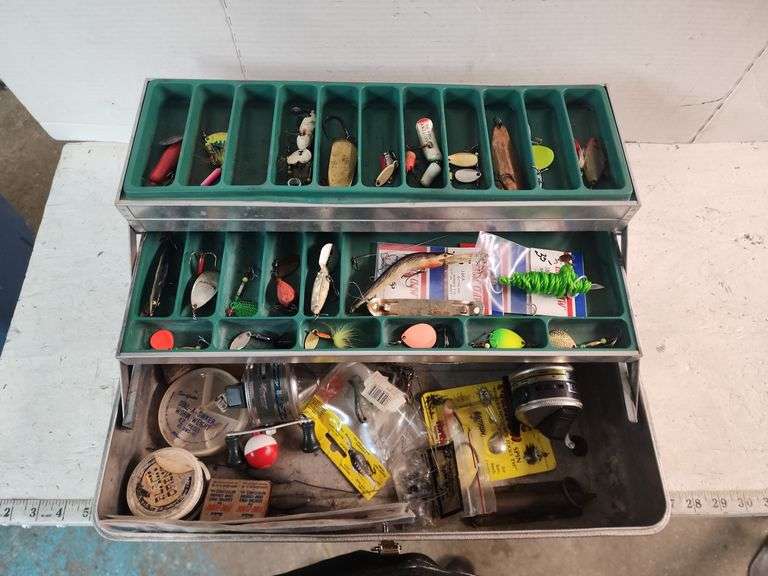 METAL TACKLEBOX WITH ASSORTED FIGHING GEAR