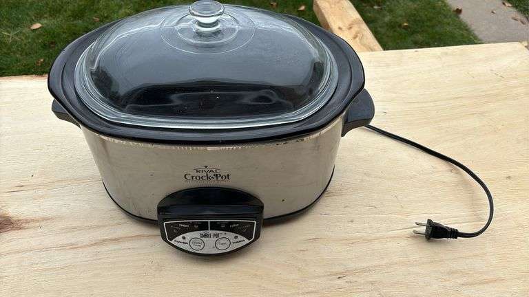 (S) RIVAL CROCK POT( GETS HOT)