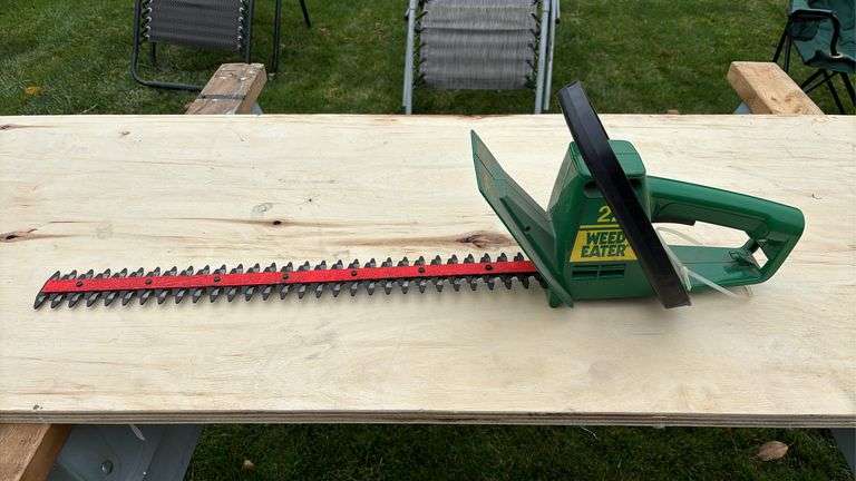 (S) ELECTRIC HEDGE TRIMMER (WORKS)