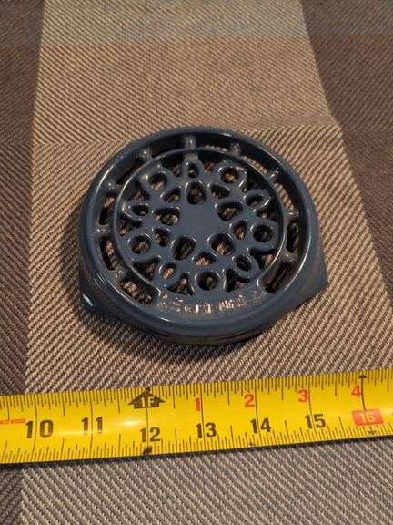 LE CREUSET 5" CAST IRON TRIVET