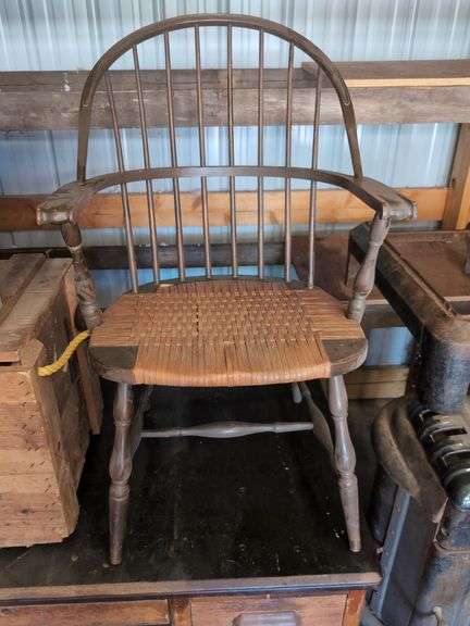 VINTAGE WOODEN ARM CHAIR - Isabell Auction