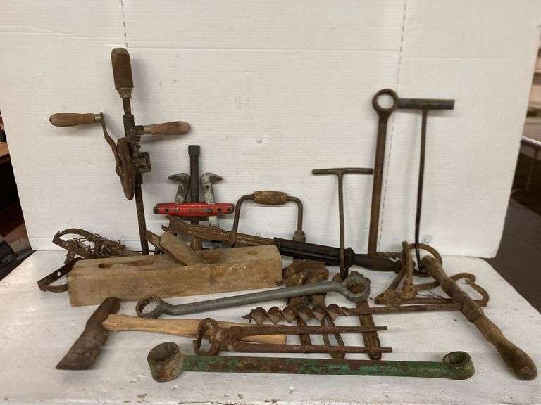 ASSORTED VINTAGE TOOLS, AND TRAPS