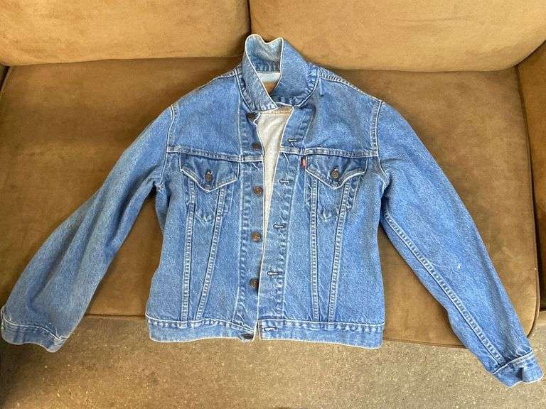 LEVIS SIZE SMALL JEAN JACKET
