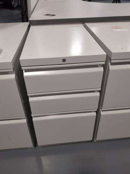 3-DRAWER METAL FILE CABINET ON CASTORS (15" X 23" X 28")