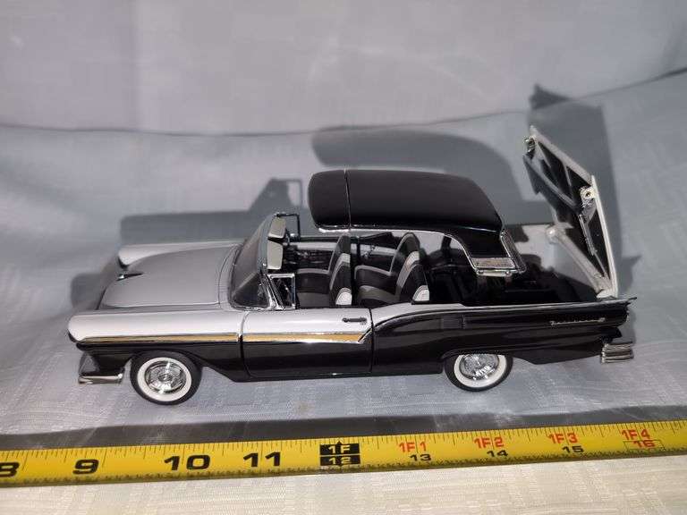 1957 FORD FAIRLANE 500 SKYLINER DIECAST CAR MODEL