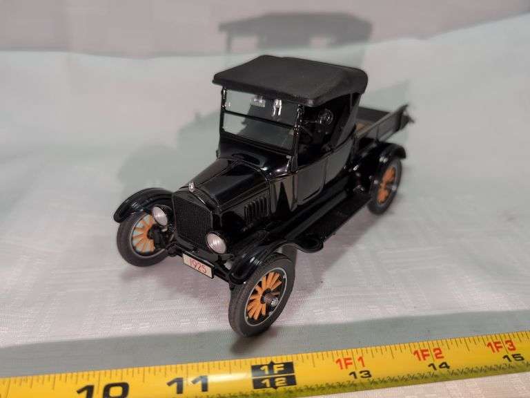 1925 FORD MODEL T RUNABOUT DIECAST CAR MODEL