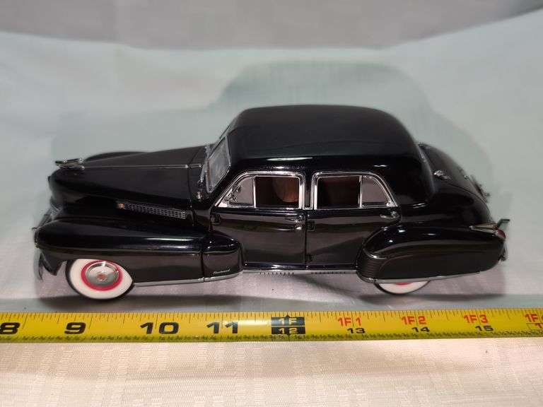 1941 CADILLAC FLEETWOOD SERIES 60 SPECIAL DIECAST CAR MODEL