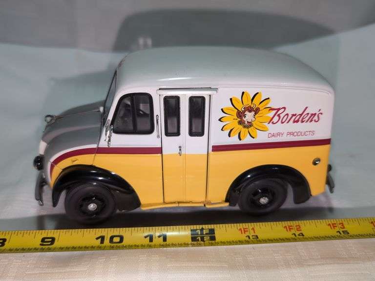 1950 BORDEN'S MILK DIECAST DELIVERY TRUCK MODEL