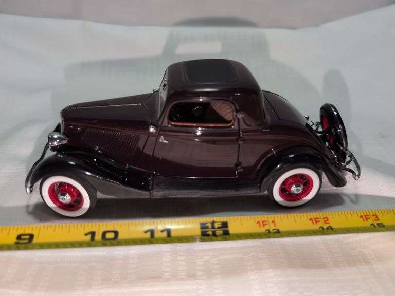 1933 FORD DELUXE COUPE DIECAST CAR MODEL ((1) HEADLIGHT NEEDS REPAIR)