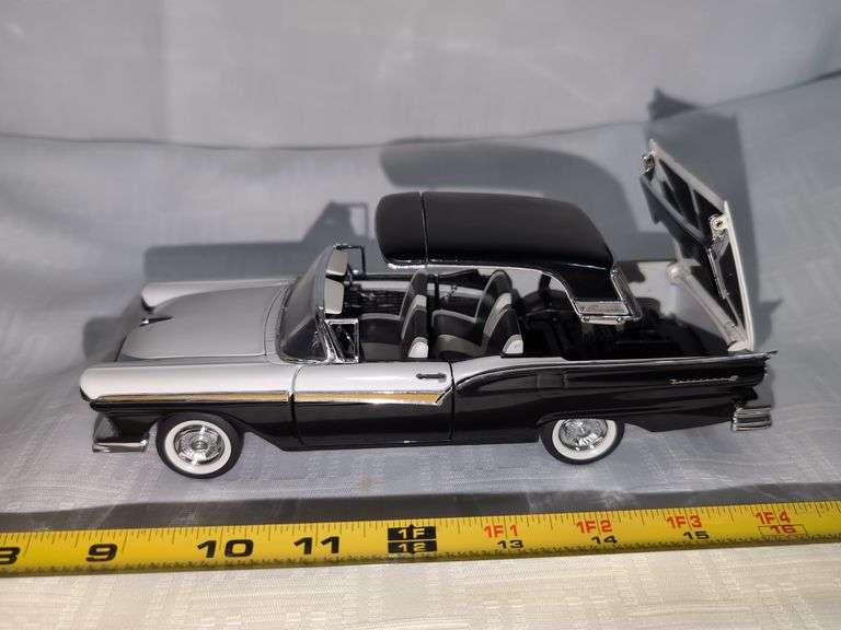 1957 FORD FAIRLANE 500 SKYLINER DIECAST CAR MODEL