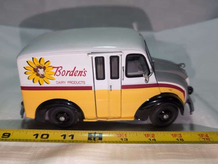 1950 BORDEN'S MILK DIECAST DELIVERY TRUCK MODEL