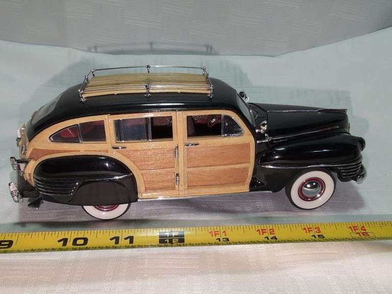 1942 CHRYSLER TOWN & COUNTRY DIECAST CAR MODEL