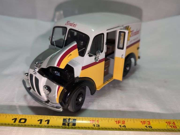 1950 BORDEN'S MILK DIECAST DELIVERY TRUCK MODEL