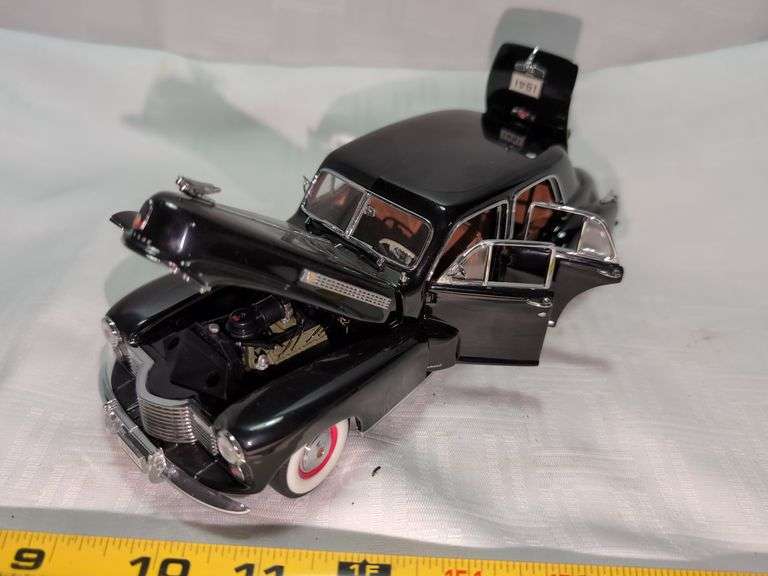 1941 CADILLAC FLEETWOOD SERIES 60 SPECIAL DIECAST CAR MODEL