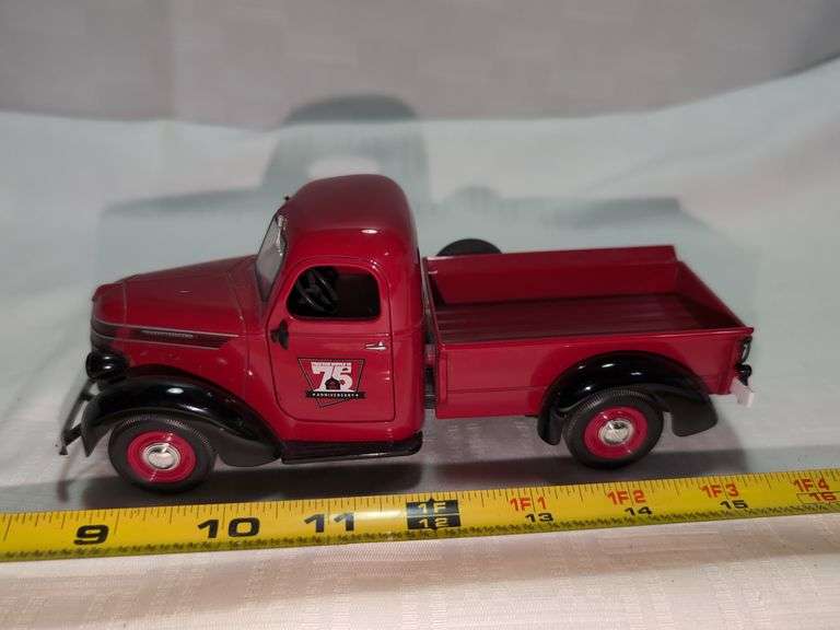 1938 INTERNATIONAL D-2 DIECAST PICKUP TRUCK MODEL