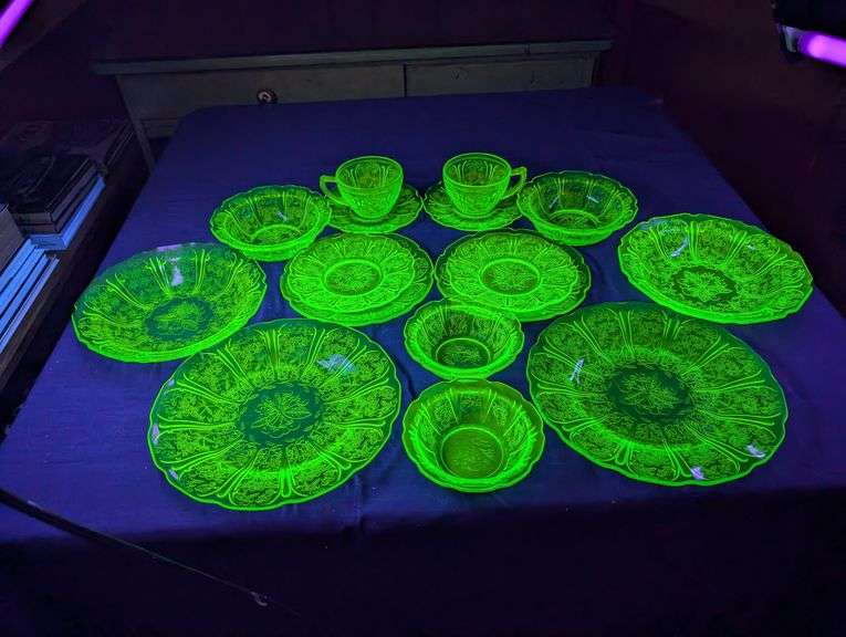 16-PC. CHERRY BLOSSOM GREEN DEPRESSION/URANIUM DISHES SET (2-PLACE SETTING)