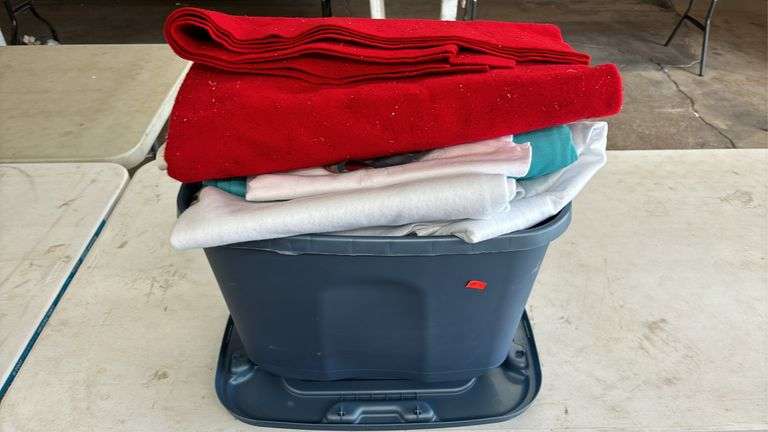 10 GALLON TOTE WITH LID, WITH MATERIAL