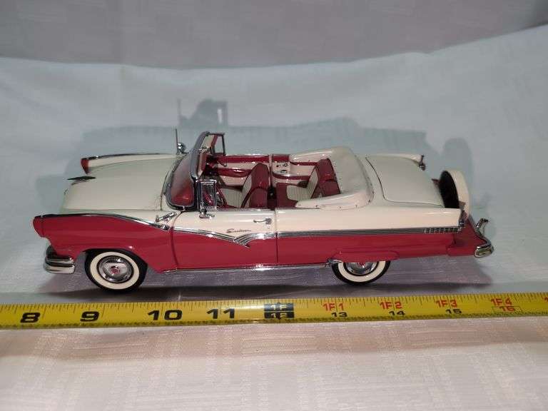 1956 FORD FAIRLANE SUNLINER DIECAST CAR MODEL