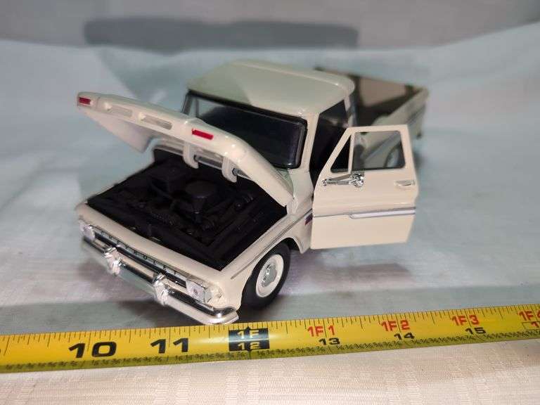 1966 CHEVROLET C10 DIECAST PICKUP TRUCK MODEL