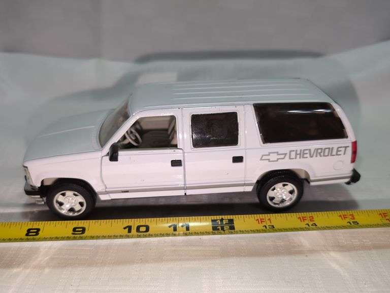 1994 CHEVROLET SUBURBAN DIECAST CAR MODEL