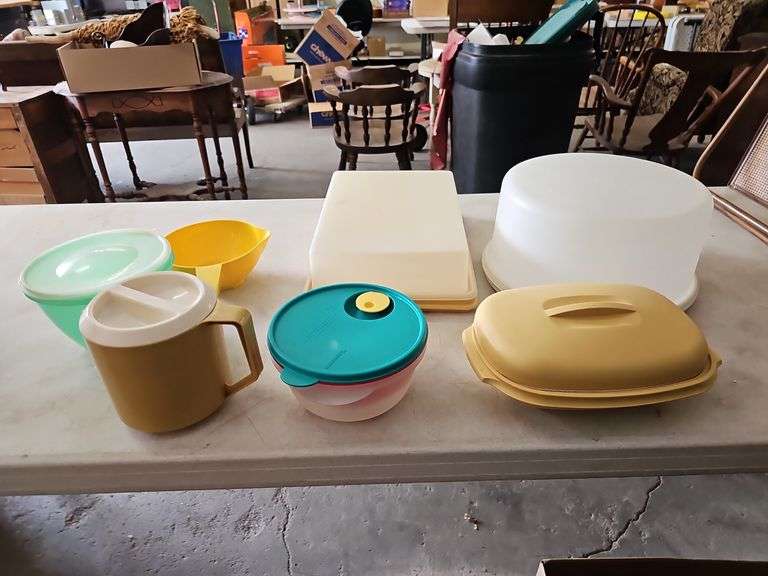 ASSORTED TUPPERWARE - Isabell Auction