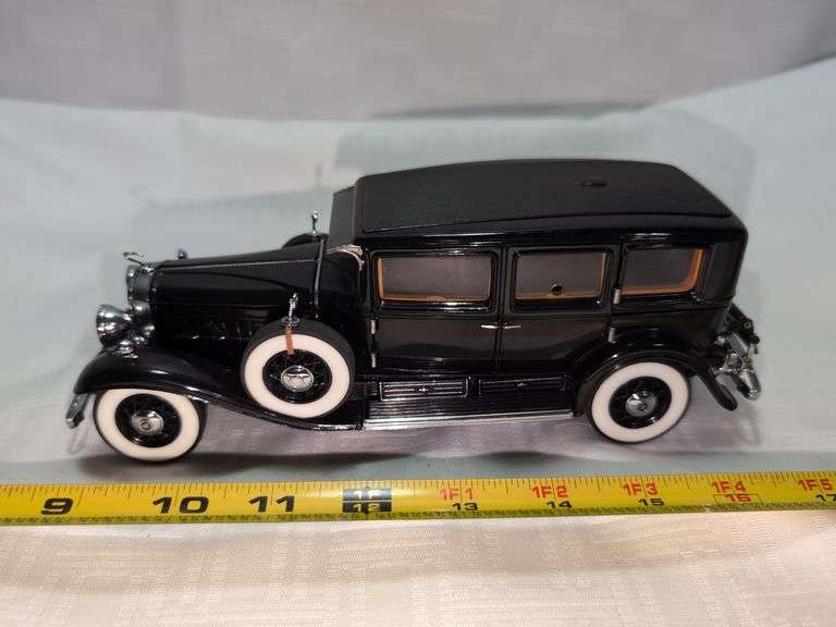 1930 V-16 452 CADILLAC IMPERIAL SEDAN DIECAST CAR MODEL