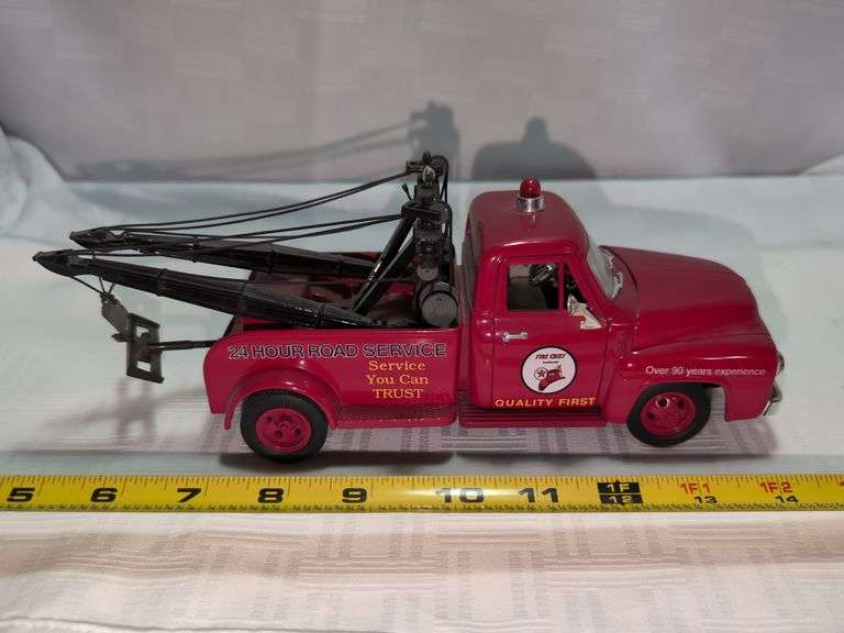 1953 FORD DIECAST WRECKER TRUCK MODEL BANK