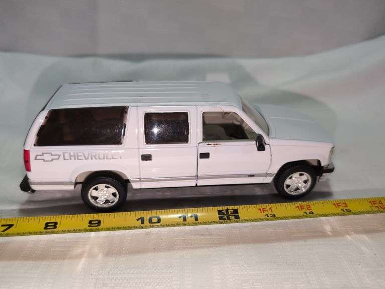 1994 CHEVROLET SUBURBAN DIECAST CAR MODEL