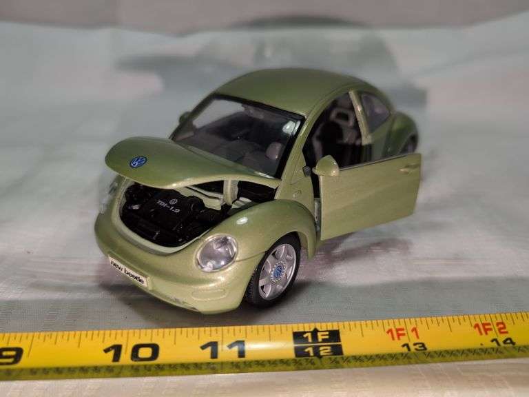 1998 VOLKSWAGEN NEW BEETLE DIECAST CAR MODEL