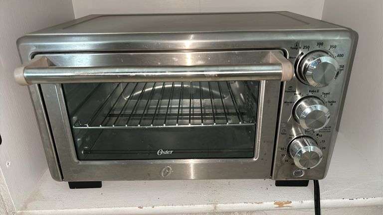 OSTER TOASTER OVEN (POWERS ON)