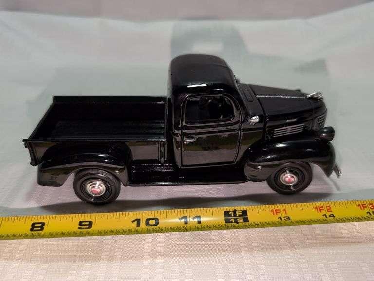 1941 PLYMOUTH DIECAST PICKUP TRUCK MODEL