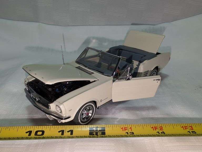 1966 FORD MUSTANG CONVERTIBLE DIECAST CAR MODEL