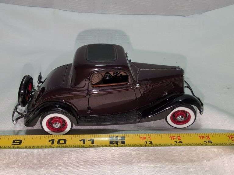 1933 FORD DELUXE COUPE DIECAST CAR MODEL ((1) HEADLIGHT NEEDS REPAIR)