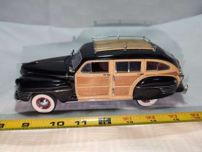 1942 CHRYSLER TOWN & COUNTRY DIECAST CAR MODEL
