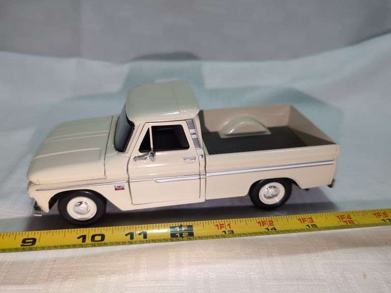1966 CHEVROLET C10 DIECAST PICKUP TRUCK MODEL