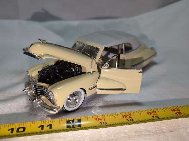 1947 CADILLAC SERIES 62 DIECAST CAR MODEL